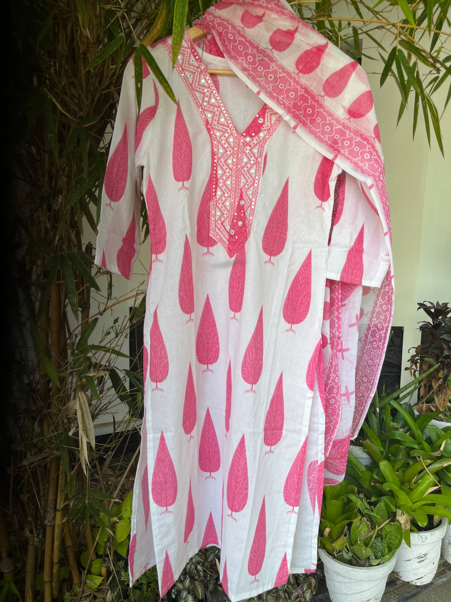 WHITE COTTON HAND-BLOCK KURTI SET- DS026